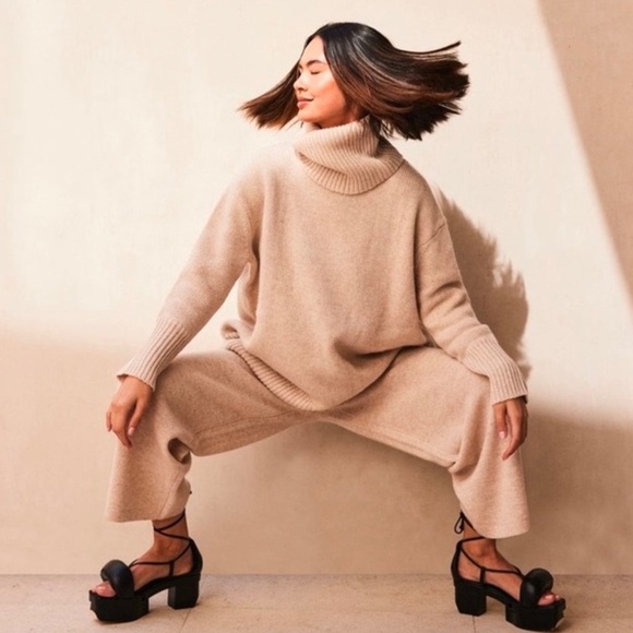 NWOT Cult Gaia Venice Cashmere Turtleneck Sweater Milk Tea Beige XS - Picture 1 of 6